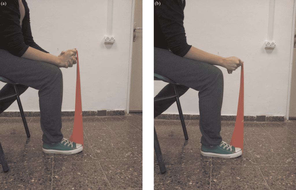 Esercizio Hammer curl con elastico eseguito da posizione di deviazione ulnare per la sindrome di de quervain